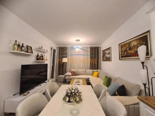 Tirane, jepet me qera apartament 2+1+Ballkon+ Post Parkimi,  Kati 6, 95 m² 500 € (Univers City)