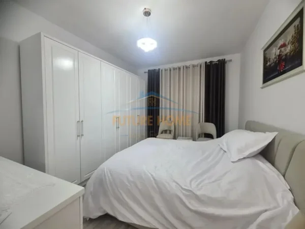 Tirane, jepet me qera apartament 2+1+Ballkon+ Post Parkimi,  Kati 6, 95 m² 500 € (Univers City)