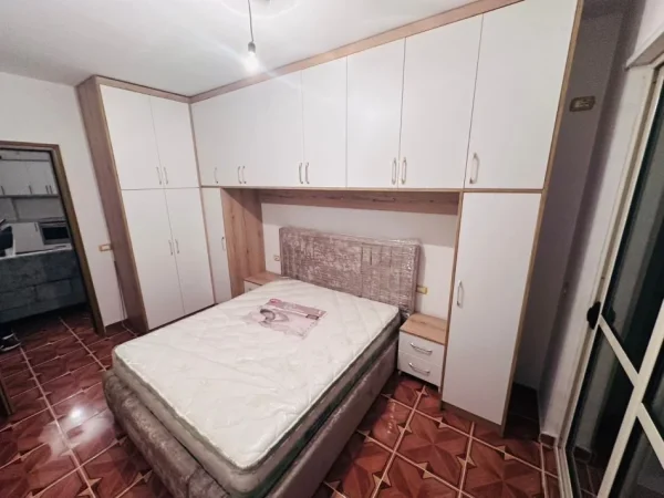Tirane, jepet me qera apartament 1+1+Ballkon Kati 6, 60 m² 400 € (Pallatet Dilo)