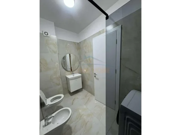 Tirane, jepet me qera apartament 1+1+Ballkon Kati 3, 60 m² 550 € (Unaza e Re)