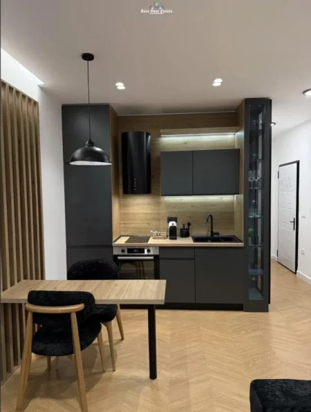 Tirane, jepet me qera apartament 1+1 Kati 1, 65 m² 1.000 € (Rruga Eduart Mano)