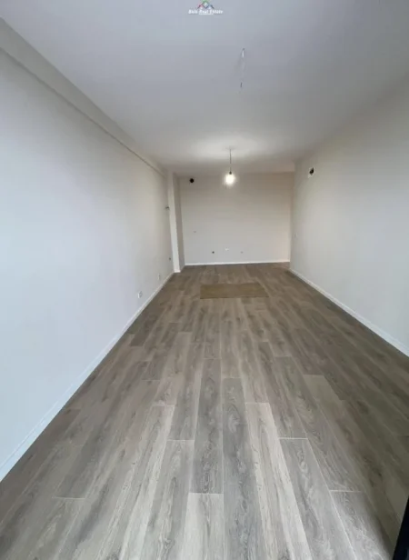 Tirane, jepet me qera zyre Kati 9, 116 m² 830 € (Rruga Mine Peza)