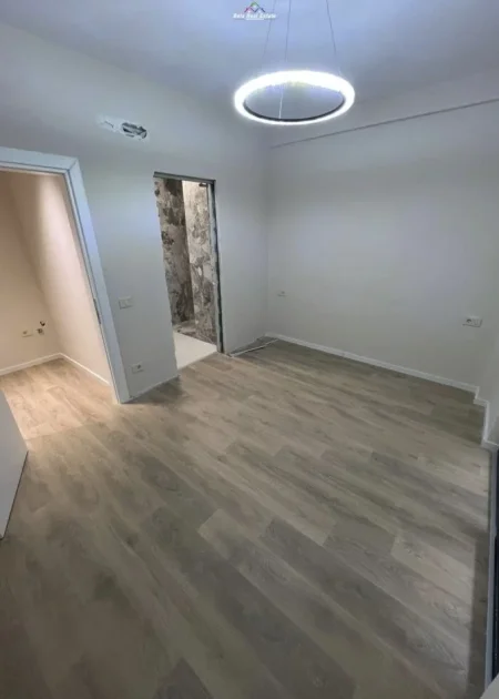 Tirane, jepet me qera zyre Kati 9, 116 m² 830 € (Rruga Mine Peza)