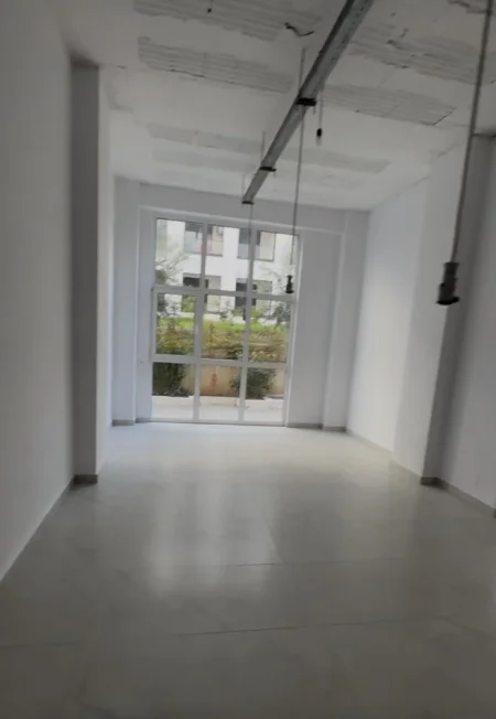 Tirane, jepet me qera ambjent biznesi Kati 0, 132 m² 1.200 € (Rr.Frosina Plaku,Kompleksi Magnet)