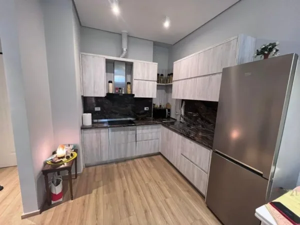 Tirane, shitet apartament 1+1+Ballkon , 77 m² 250.000 € (Kompleksi Delijorgji)