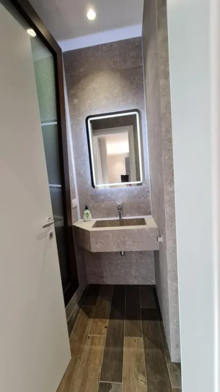 Tirane, jepet me qera apartament duplex 2+1 , 150 m² 1.500 € (rruga barrikadave)