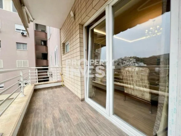 Tirane, jepet me qera apartament 2+1 Kati 5, 110 m² 900 € (Liqeni i thate)