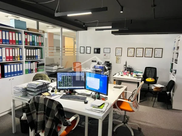 Tirane, jepet me qera zyre Kati 2, 72 m² 1.100 € (TE PAZARI I RI)