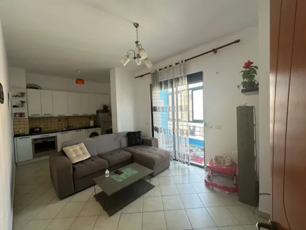 Tirane, shitet apartament 1+1 , 62 m² 85.000 € (Kombinat)