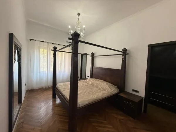 Tirane, jepet me qera apartament 2+1+Ballkon Kati 3, 120 m² 1.200 € (Rruga e Barrikadave)