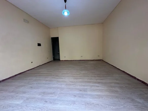 Tirane, jepet me qera ambjent biznesi Kati 0, 30 m² 350 € (Ish Tregu Elektrik,Rruga Petro Nini Luarasi)