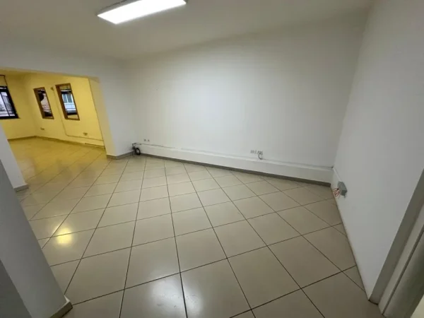 Tirane, jepet me qera ambjent biznesi Kati 2, 84 m² 700 € (Myslym Shyri)