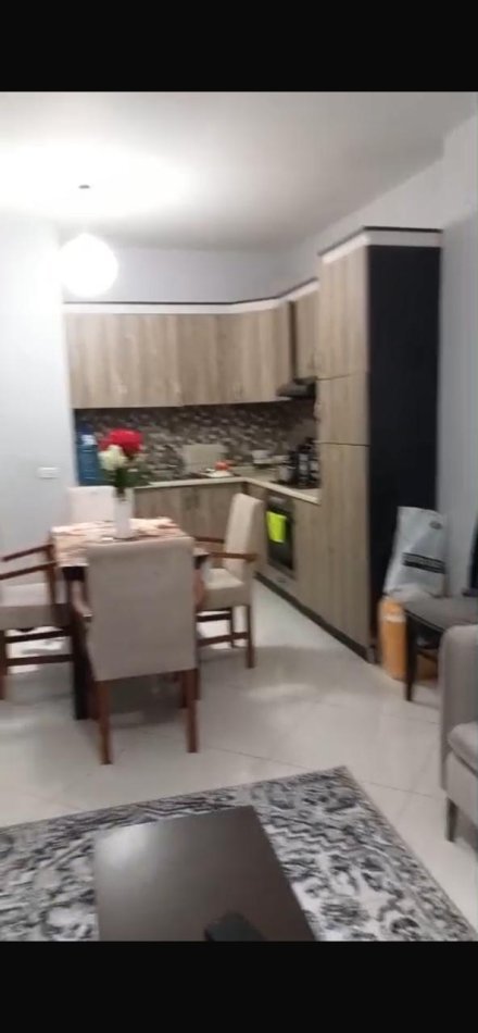 Tirane, jepet me qera apartament 2+1+Ballkon Kati 4, 120 m² 500 € (Yzberisht/Pallatet E88)