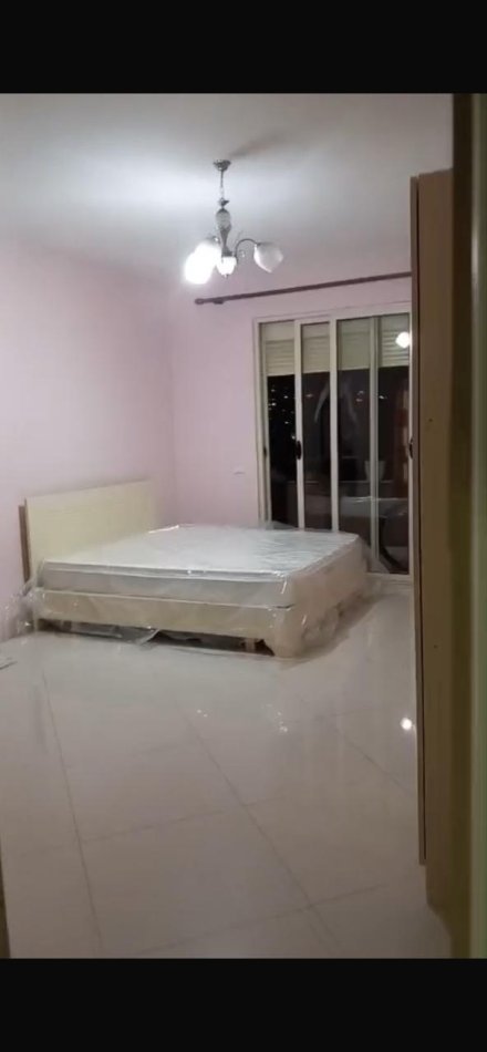 Tirane, jepet me qera apartament 2+1+Ballkon Kati 4, 120 m² 500 € (Yzberisht/Pallatet E88)