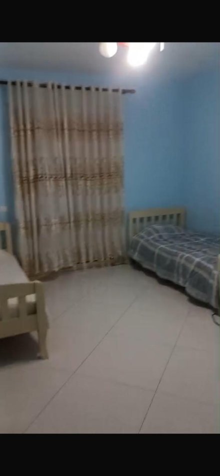 Tirane, jepet me qera apartament 2+1+Ballkon Kati 4, 120 m² 500 € (Yzberisht/Pallatet E88)