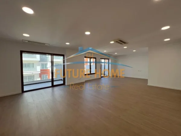 Tirane, jepet me qera zyre Kati 2, 180 m² 3.000 € (Hilton)