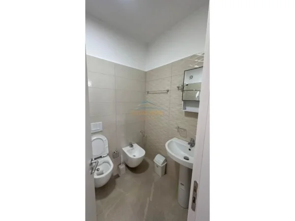 Tirane, jepet me qera apartament 2+1 Kati 2, 93 m² 700 € (Zogu i Zi)