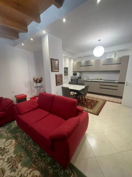 Jepet Super Apartament Ne Qender te Tiranes me Qera 3+1 tek Selvia  ,1209 € , Mundes per Airbnb