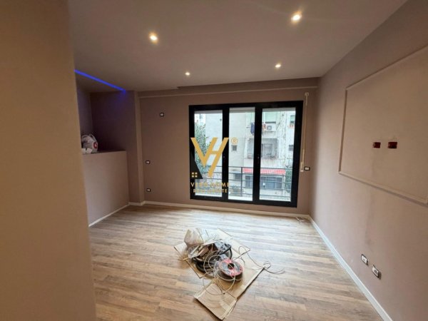 Tirane, jepet me qera zyre Kati 3, 92 m² 1.000 € (STACIONI I TRENIT)