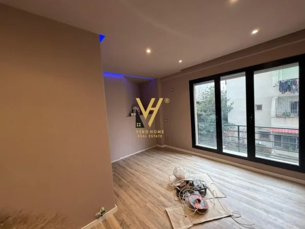 Tirane, jepet me qera zyre Kati 3, 92 m² 1.000 € (STACIONI I TRENIT)