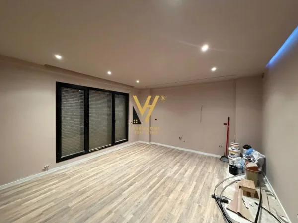 Tirane, jepet me qera zyre Kati 3, 92 m² 1.000 € (STACIONI I TRENIT)