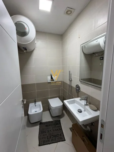 Tirane, jepet me qera zyre Kati 3, 92 m² 1.000 € (STACIONI I TRENIT)