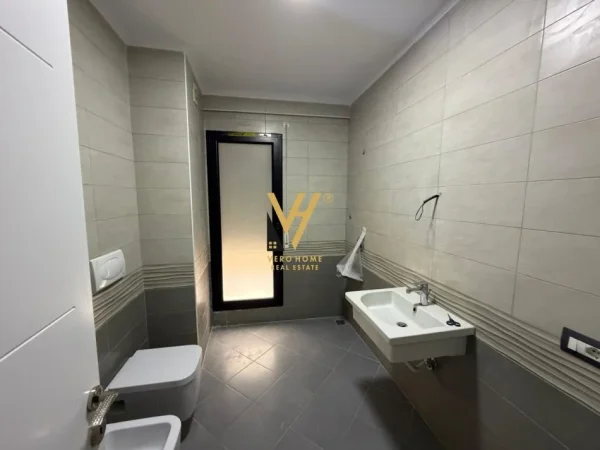 Tirane, jepet me qera zyre Kati 3, 92 m² 1.000 € (STACIONI I TRENIT)