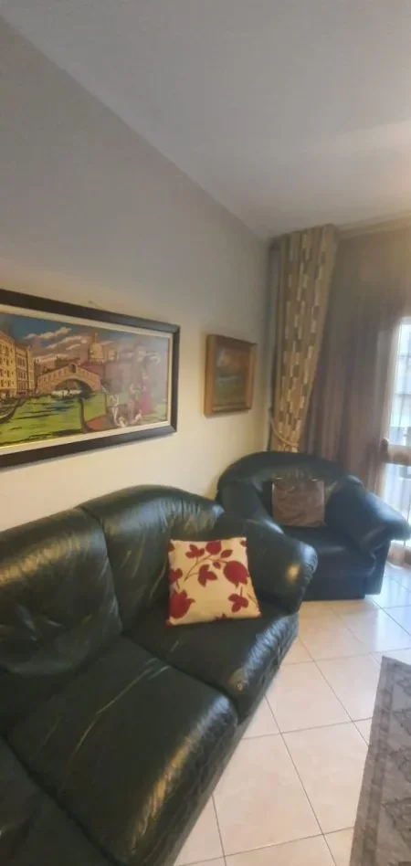 Jepet me Qera Hyrje  2+1 ,  në  Ali Dem, shumë pranë Brrylit, Rrugës së Elbasanit dhe Shkollës së Baleti  , 500 €uro