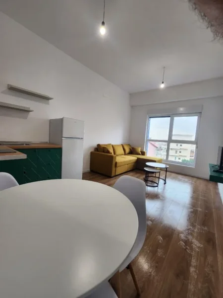 Tirane, jap me qera apartament 1+1 Kati 2, 55 m² 400 € (Ali Demi)