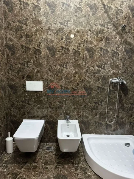 Tirane, jepet me qera apartament 2+1+Ballkon Kati 8, 110 m² 650 € (Zogu i Zi)