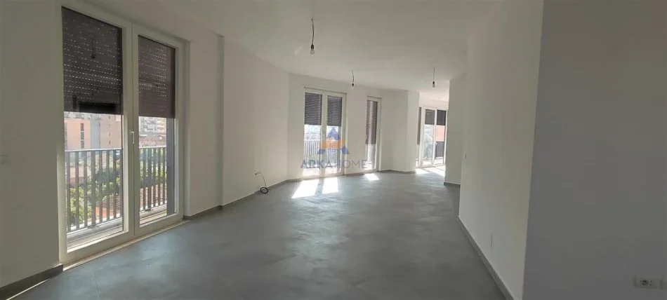 Tirane, jepet me qera ambjent biznesi Kati 5, 220 m² 2.500 € 