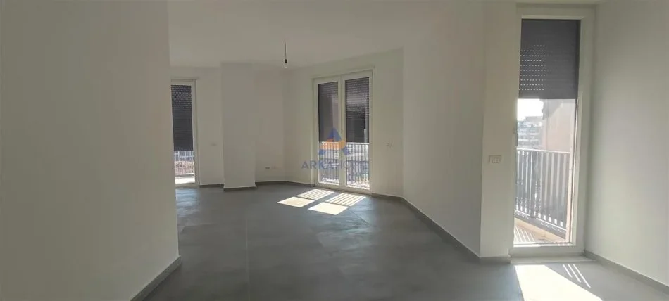 Tirane, jepet me qera ambjent biznesi Kati 5, 220 m² 2.500 € 