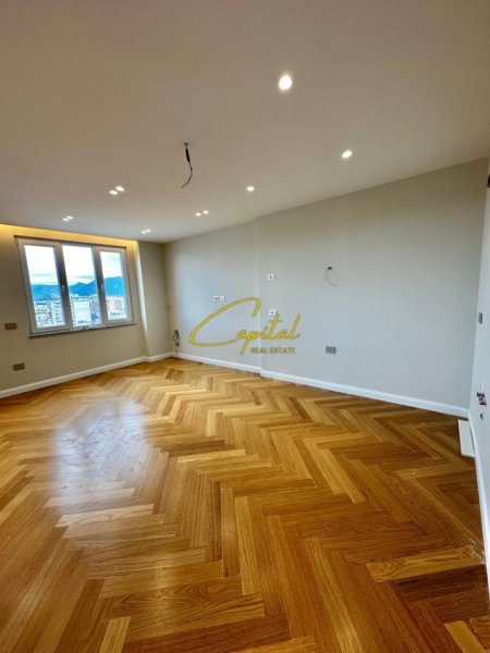 Tirane, jepet me qera ambjent biznesi Kati 10, 145 m² 1.500 € (ISH EKSPOZITA)