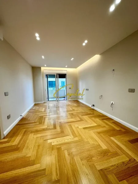 Tirane, jepet me qera ambjent biznesi Kati 10, 145 m² 1.500 € (ISH EKSPOZITA)