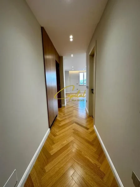Tirane, jepet me qera ambjent biznesi Kati 10, 145 m² 1.500 € (ISH EKSPOZITA)