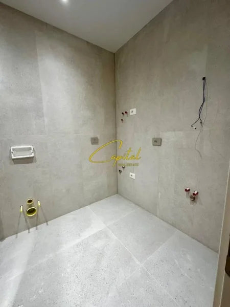 Tirane, jepet me qera ambjent biznesi Kati 10, 145 m² 1.500 € (ISH EKSPOZITA)