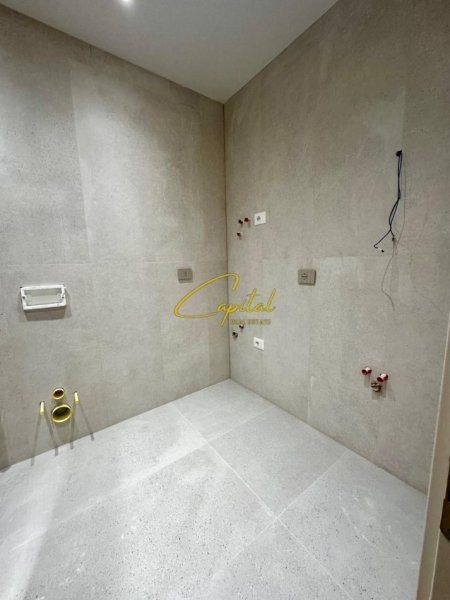 Tirane, jepet me qera ambjent biznesi Kati 10, 145 m² 1.500 € (ISH EKSPOZITA)