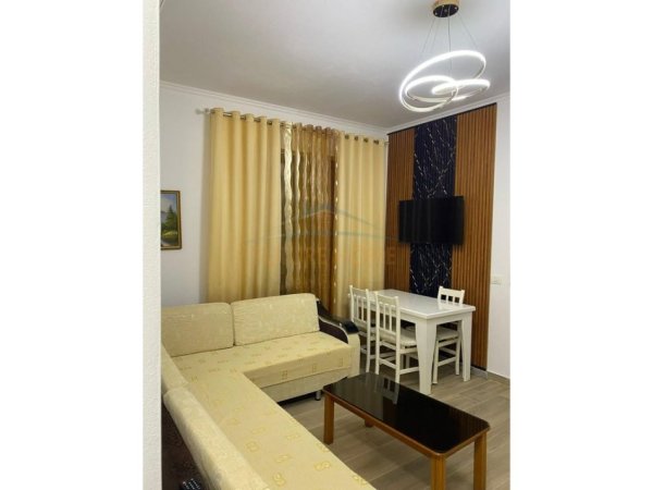 Tirane, jepet me qera apartament 1+1 Kati 1, 57 m² 350 € (Kombinat)