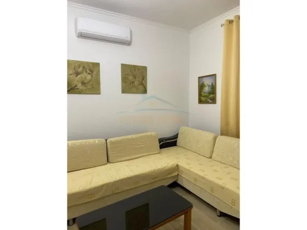 Tirane, jepet me qera apartament 1+1 Kati 1, 57 m² 350 € (Kombinat)