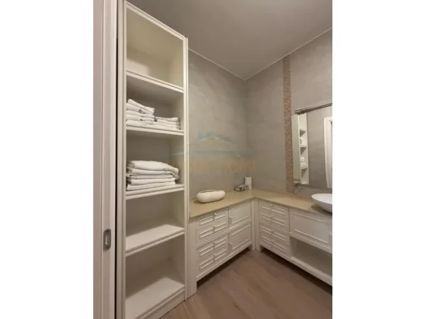 Tirane, shitet apartament 2+1+Ballkon Kati 4, 116 m² 425.000 € (Qender)