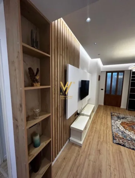 Tirane, jepet me qera apartament 2+1+Ballkon Kati 2, 100 m² 1.000 € (MYSLYM SHYRI)