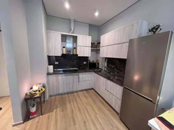 Tirane, shitet apartament 1+1 Kati 3, 250.000 € 
