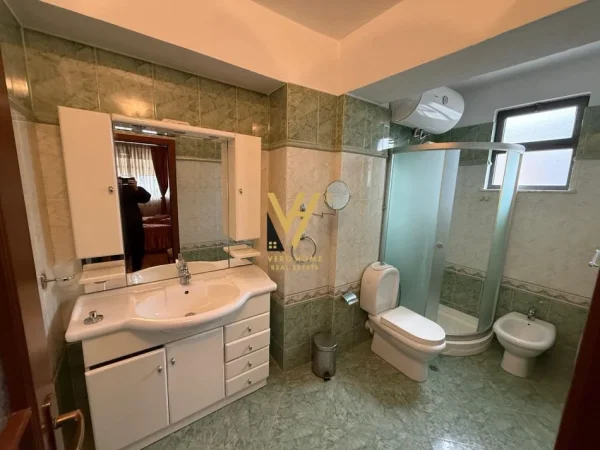 Tirane, jepet me qera apartament 2+1+Ballkon Kati 5, 110 m² 1.500 € (ISH BLLOK)