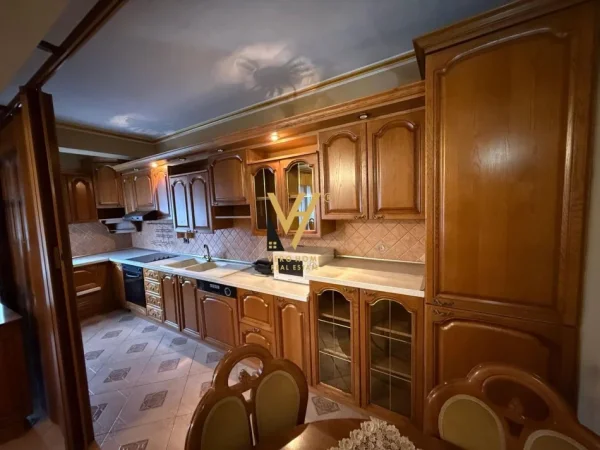 Tirane, jepet me qera apartament 2+1+Ballkon Kati 5, 110 m² 1.500 € (ISH BLLOK)