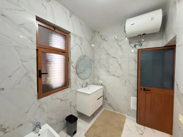 Tirane, jepet me qera Vile 2+1 Kati 1, 110 m² 600 € (Rruga e Elbasanit)