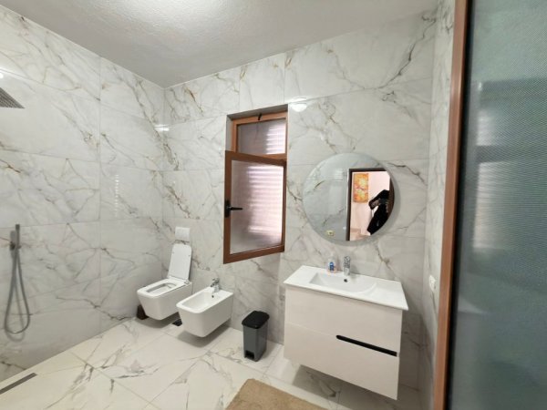 Tirane, jepet me qera Vile 2+1 Kati 1, 110 m² 600 € (Rruga e Elbasanit)