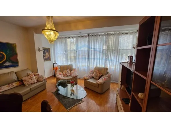 Tirane, jepet me qera apartament 2+1 Kati 2, 100 m² 700 € (Pallatet Agimi)