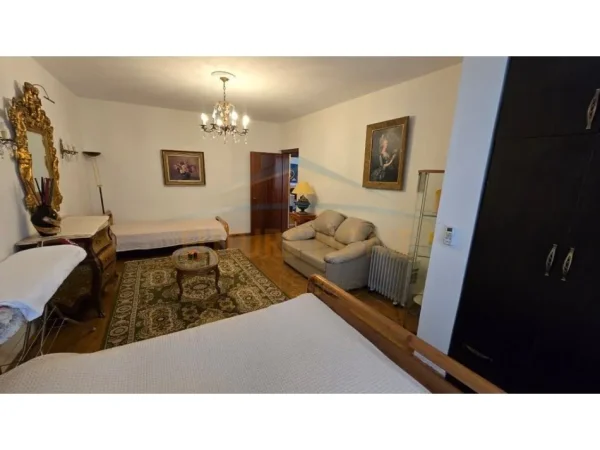 Tirane, jepet me qera apartament 2+1 Kati 2, 100 m² 700 € (Pallatet Agimi)