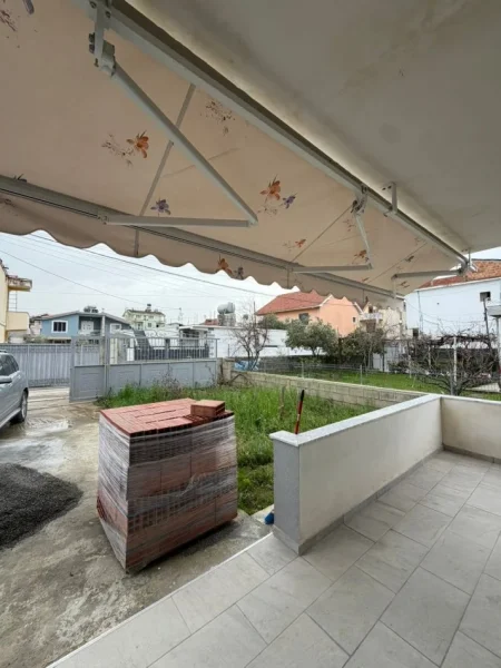 Durres, jepet me qera shtepi 2+1+Aneks+Ballkon Kati 0, 100 m² 350 € (Prane Tregut Industrial)