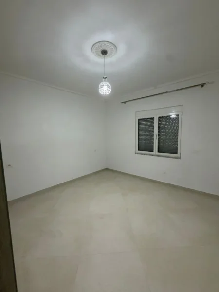 Durres, jepet me qera shtepi 2+1+Aneks+Ballkon Kati 0, 100 m² 350 € (Prane Tregut Industrial)